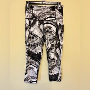 Monochrome swirl women’s athletic capris